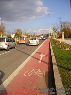 Cyklistický pruh v Pobřežní ulici