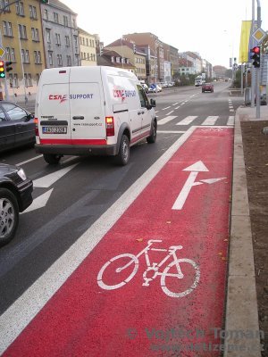 Cyklistický pruh v Pobřežní ulici