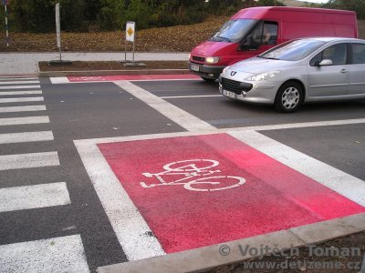 Cyklistický pruh v Pobřežní ulici