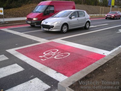 Cyklistický pruh v Pobřežní ulici