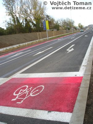 Cyklistický pruh v Pobřežní ulici