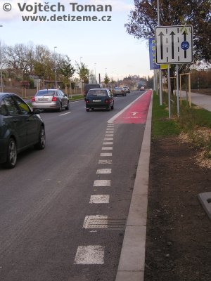 Cyklistický pruh v Pobřežní ulici